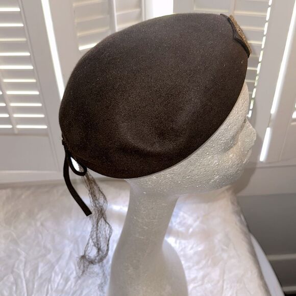 Vintage 50s/60s Brown Felt Beret with Beaded Patch on Front & Bow in Back - Picture 5 of 8